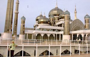 120 توجه توریست‌ها به مسجد شیشه‌ای در مالزی