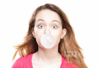 Woman blowing bubbles with bubble gum chewing gum and IBS e1403802975426 نکات کوتاه و خواندنی در رابطه با صبحانه درمانی ، تخم شربتی ، قهوه