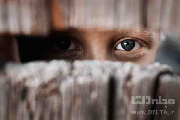 boy looks through gap fence 96649 124 دادگاه اطفال به چه جرائمی رسیدگی می‌کند؟