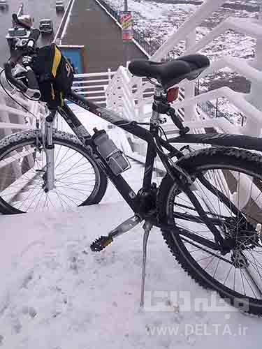 دوچرخه در یک روز برفی