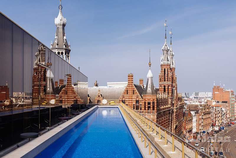 جاذبه‌های آمستردام شنا کردن در استخر هتل دبلیو با چشم انداز قصر سلطنتی