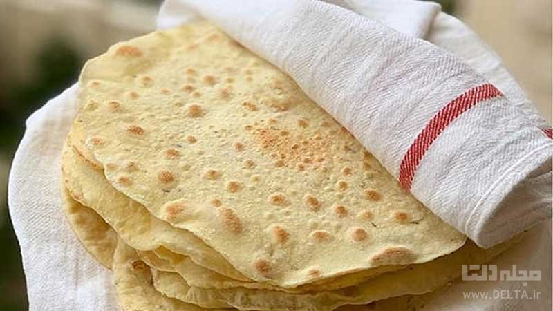 قرار دادن نان داغ در کیسه های پلاستیکی