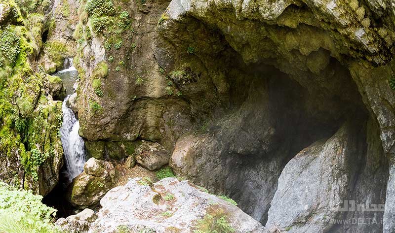 صخره های سرسبز غار