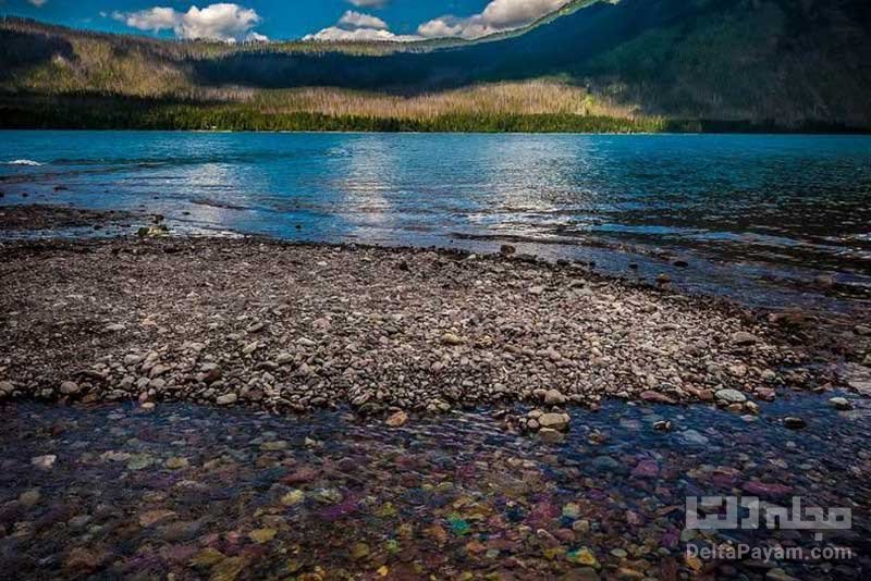 دریاچه با سنگ های رنگی