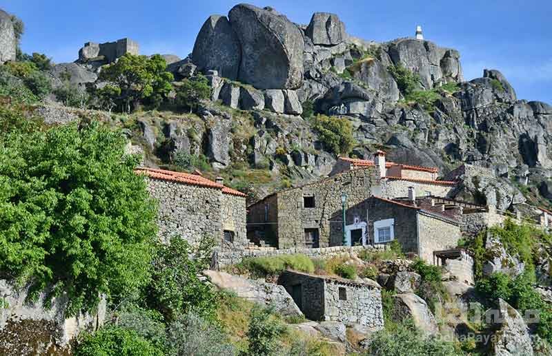 روستایی که در بین صخره ها ساخته شده