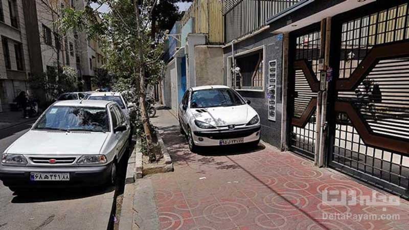 پارک خودرو در پیاده رو