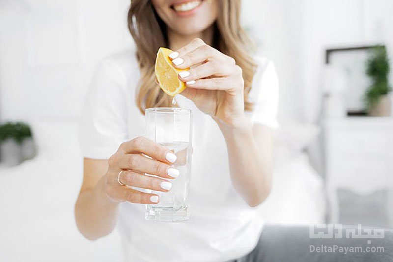 کمی آب به‌همراه لیمو بنوشید