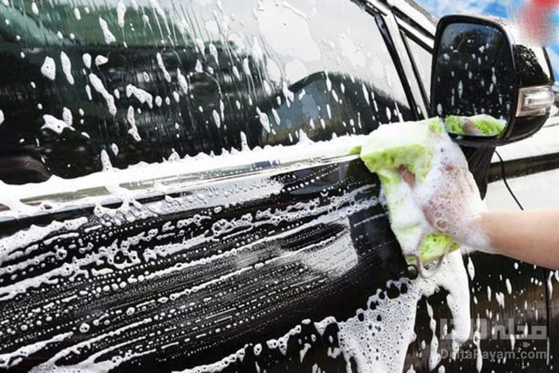 شست‌وشوی بدنه اتومبیل با آب و صابون