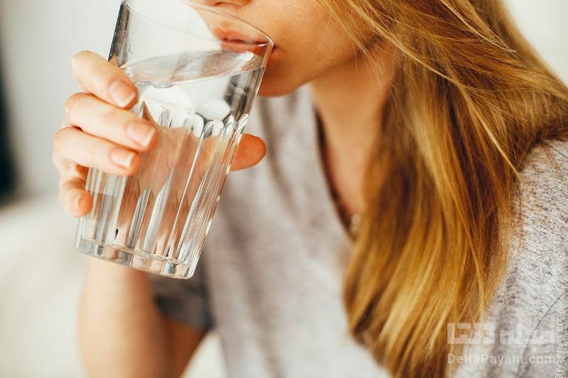چرا نوشیدن یک لیوان آب نیم ساعت قبل از غذا خوردن توصیه می‌شود؟