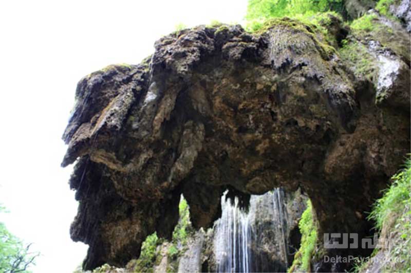 آبشار باران کوه 
