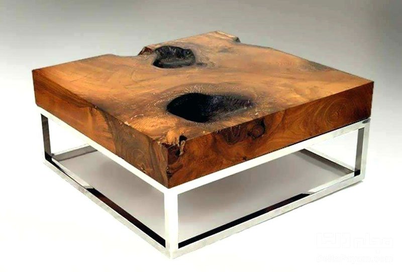 یک میز جلوی مبل با چوب