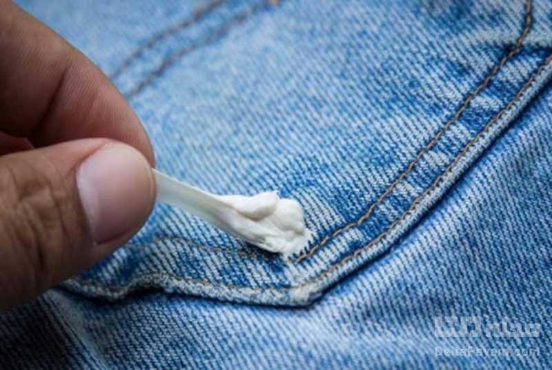 ترفندهای پاک کردن آدامس از روی لباس